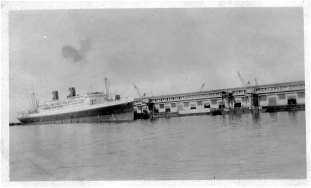 330000_Manila_liner_at_dock