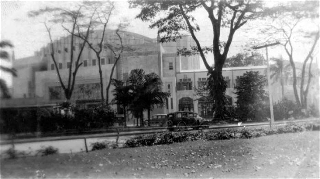 330000_Manila_theater_front